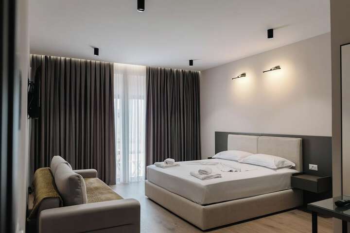 Room 17 of 37
