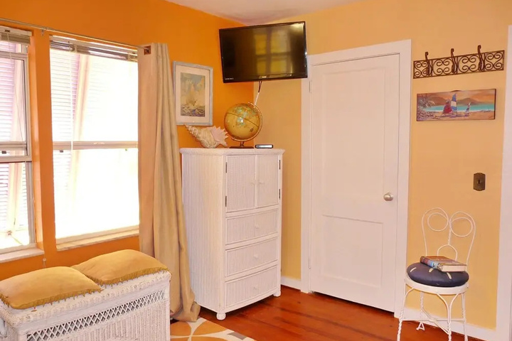 Room 4 of 16