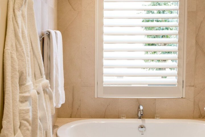 Deep soaking bathtub