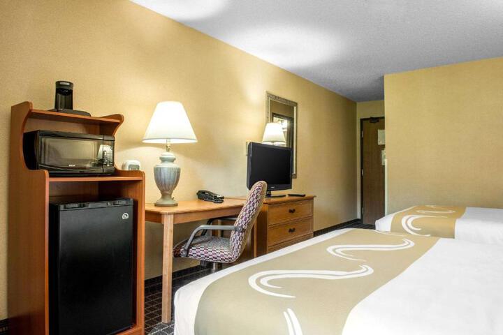 1 Queen Bed Accessible (8 of 9)