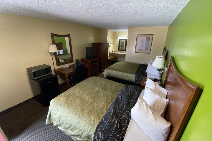 2 Queen Beds (9 of 10)