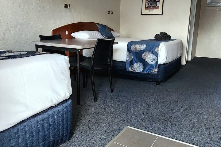 Room 10 of 38