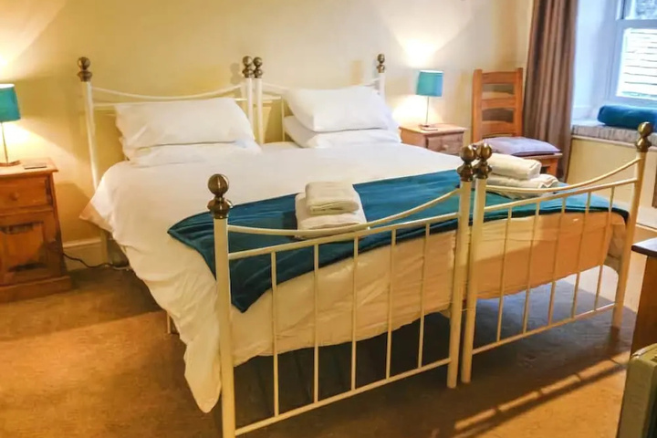 Room 4 of 13