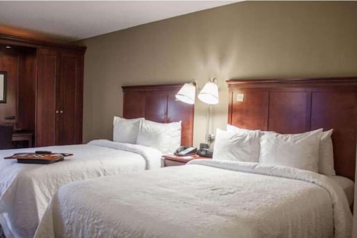 2 Double Beds Bathtub (4 of 12)