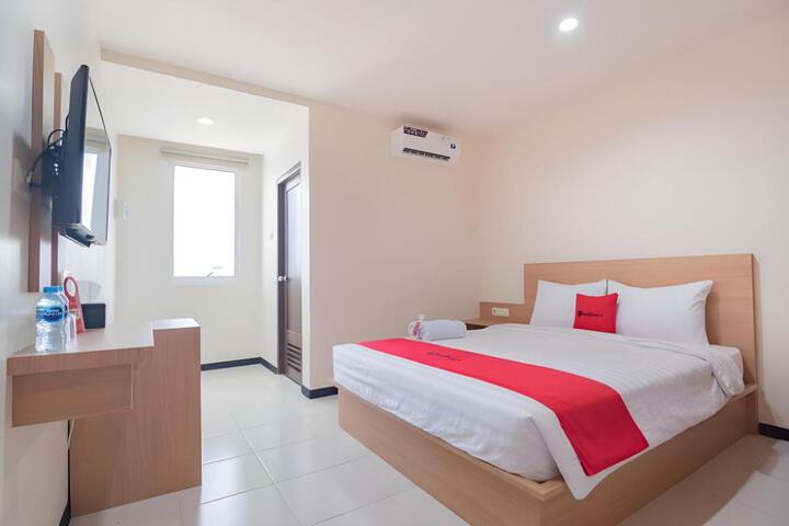 Exterior of RedDoorz Syariah Plus near Tanjungpura University 2 Pontianak