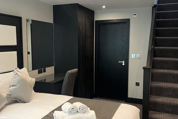 Room 8 of 90