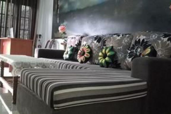 Lounge 6 of 27