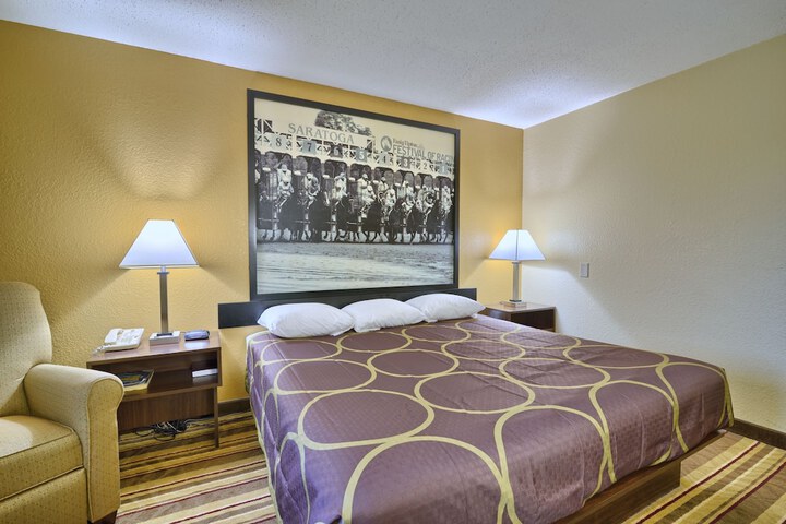 Deluxe King Bed (9 of 11)