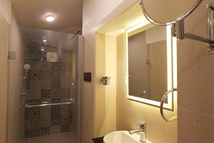 Room 12 of 18