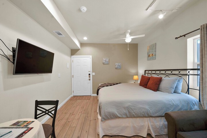 Room 53 of 172