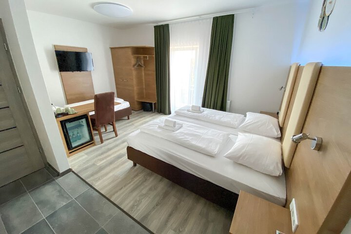 Room 5 of 13