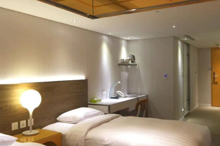 Room 104 of 171