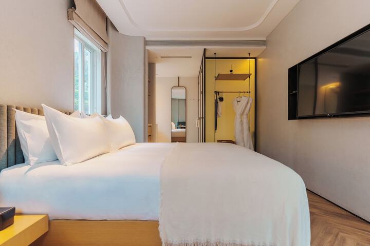 Room 5 of 17