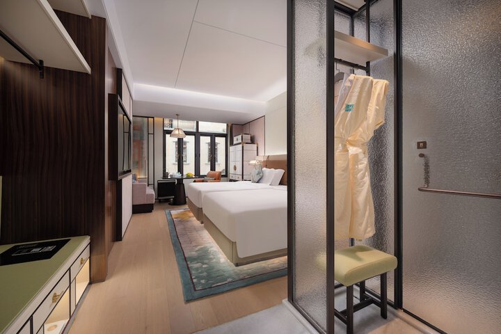 Room 8 of 34