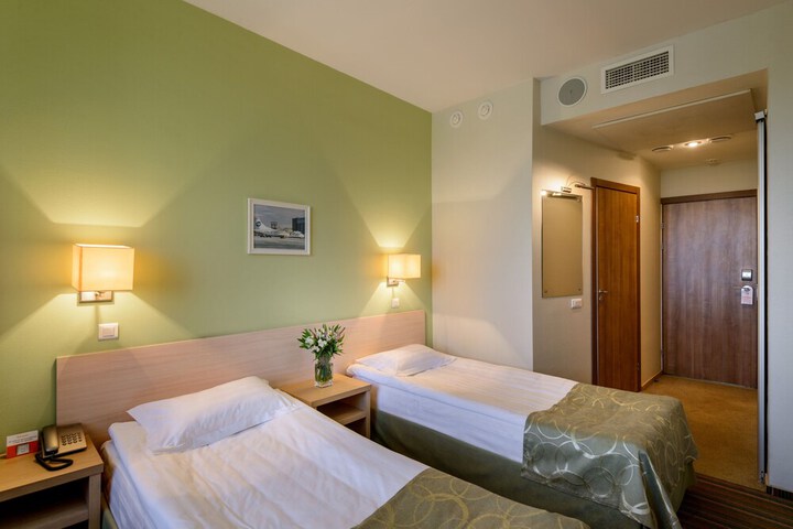 Room 3 of 28
