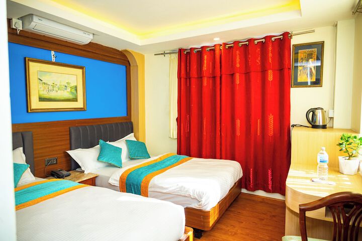 Room 4 of 16