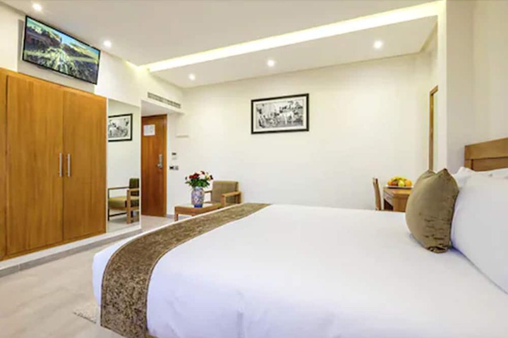 Room 8 of 33