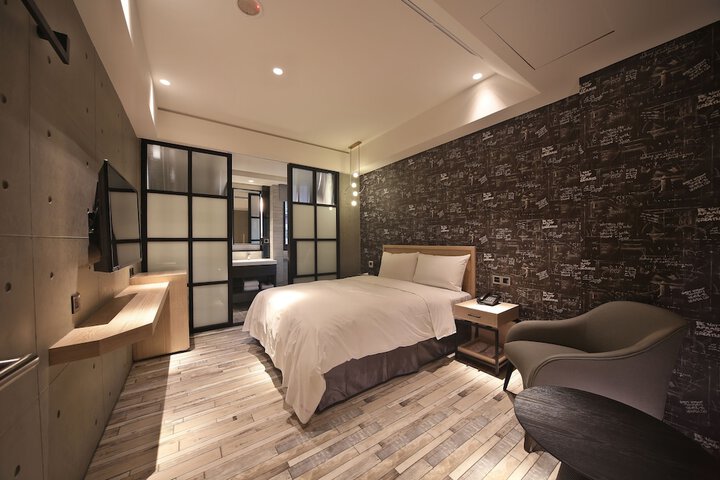Room 4 of 33