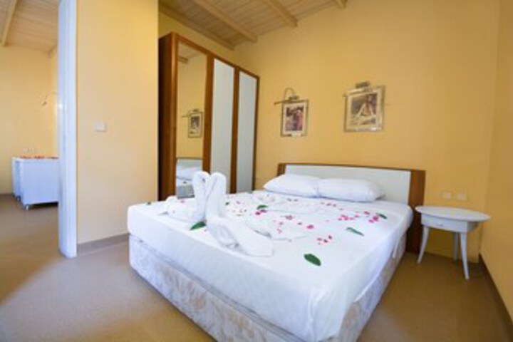 Room 6 of 14