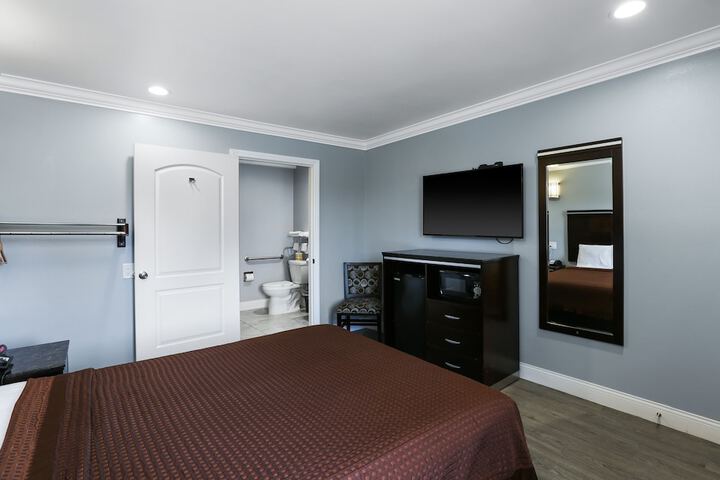 Queen Bed Accessible (3 of 7)