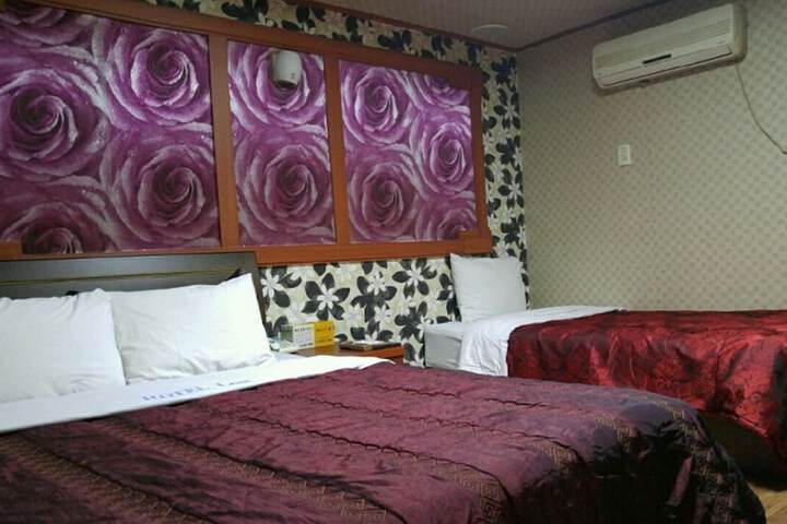 Room 6 of 13