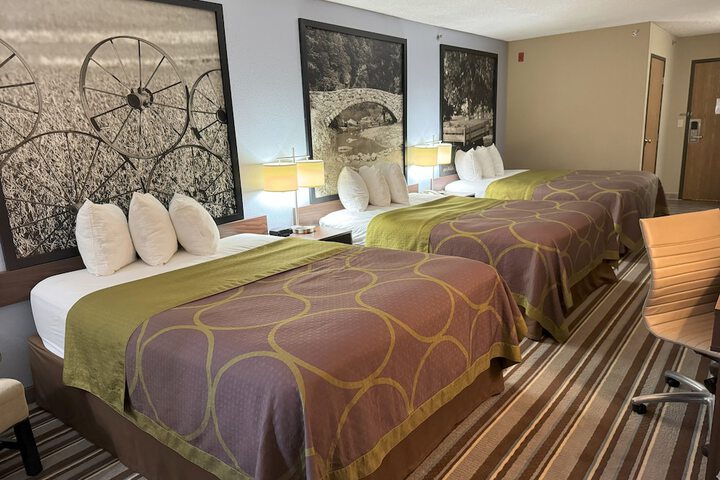 2 Queen Beds (7 of 11)