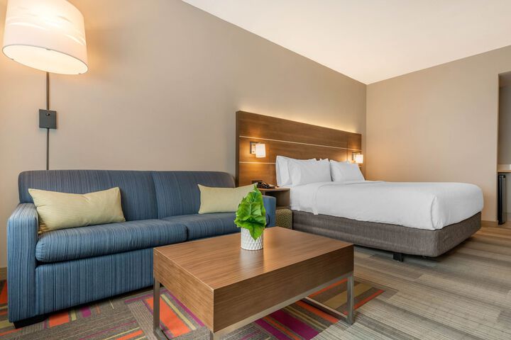 1 King Bed Standard Comm Accessible (6 of 25)
