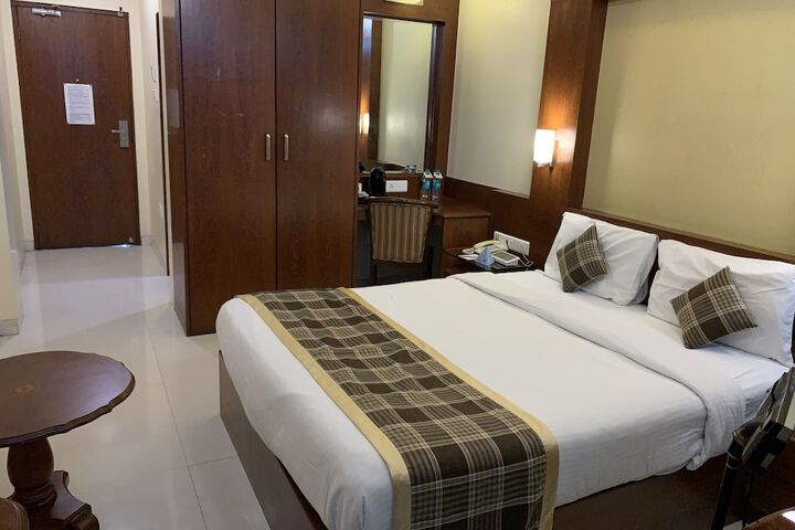 Room 10 of 32