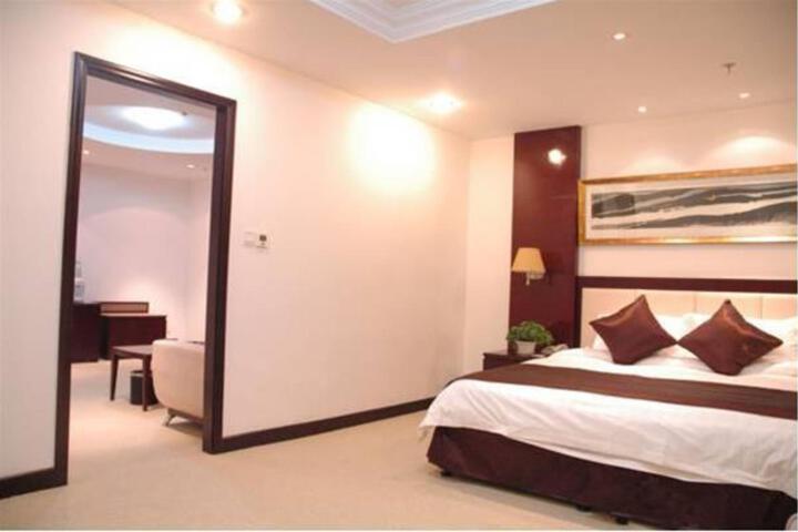 Room 9 of 17