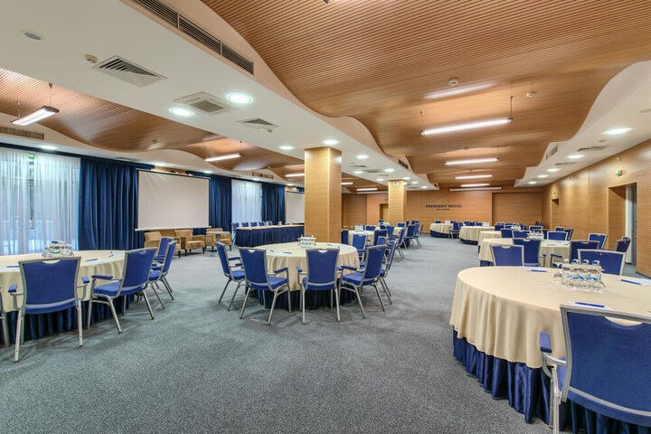 Business Center 56 of 59