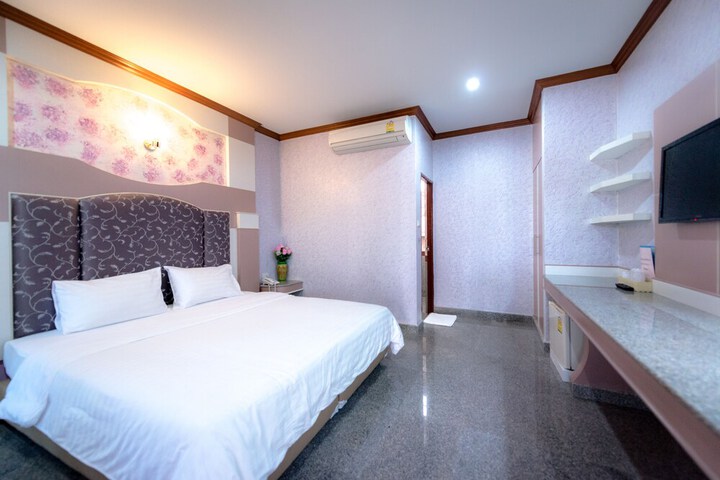 Room 7 of 33
