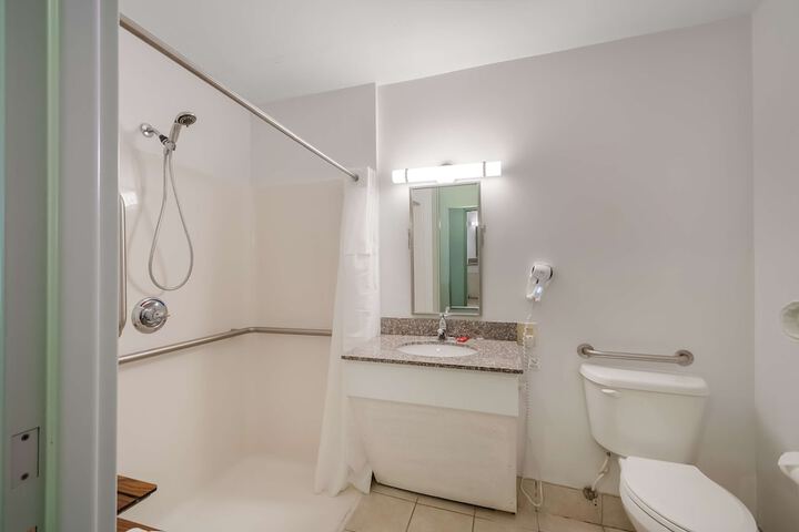 2 Queen Beds Refrigerator High Speed Internet Accessible Coffee Maker, Hairdryer Iron and Ironing Board Full Breakfast (8 of 12)