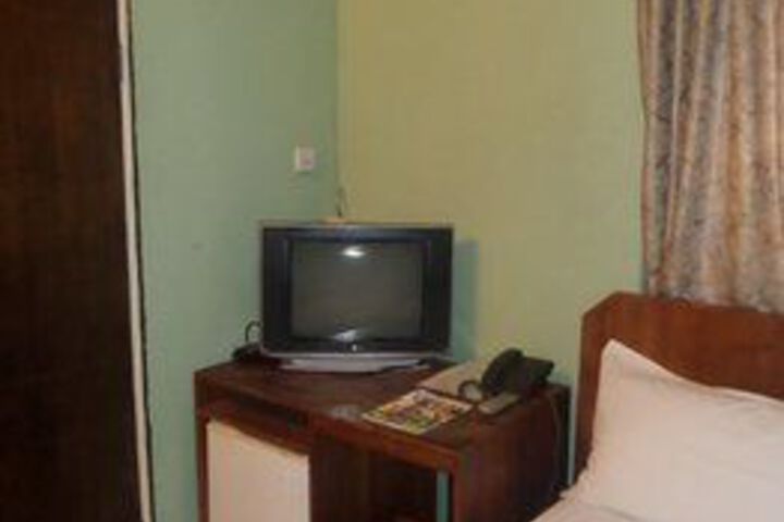 Room 8 of 33