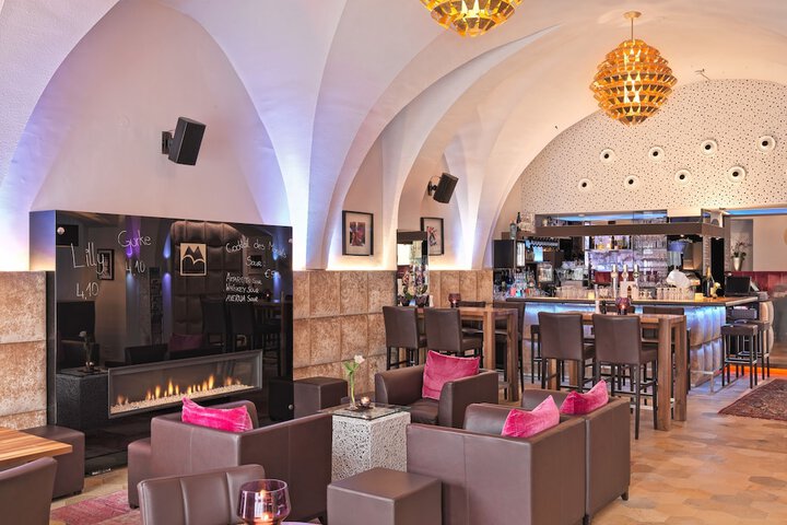 Lounge 31 of 38