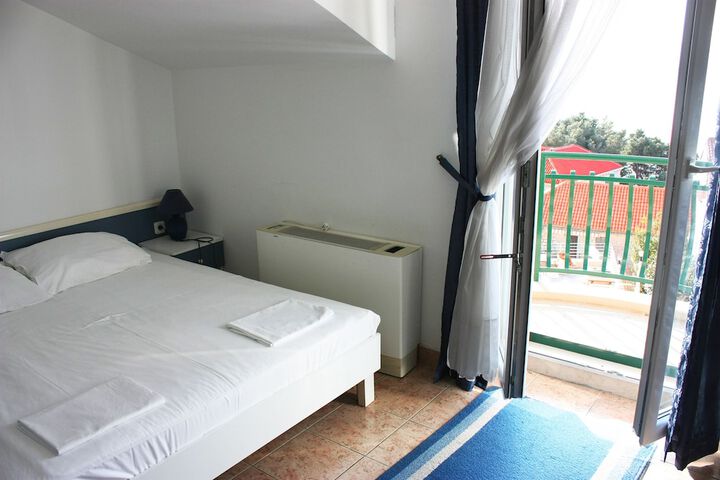 Room 5 of 92