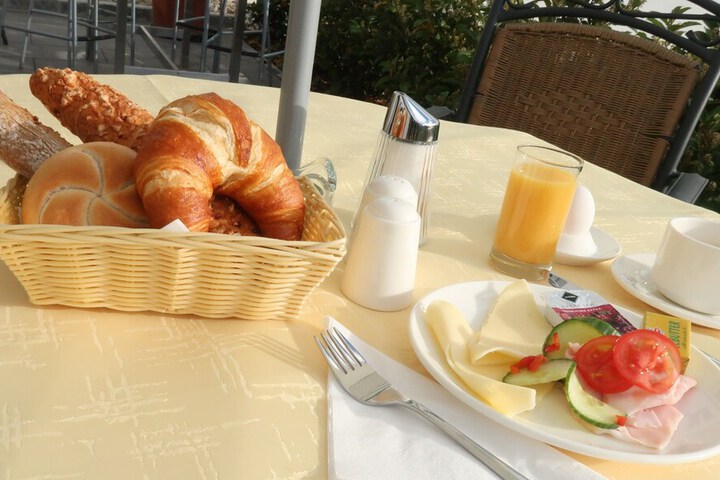 Breakfast/Coffee Service 24 of 42