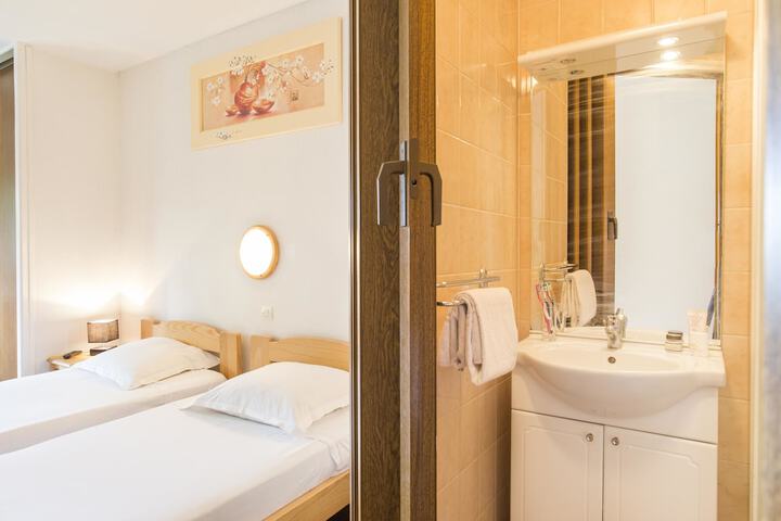 Room 6 of 26