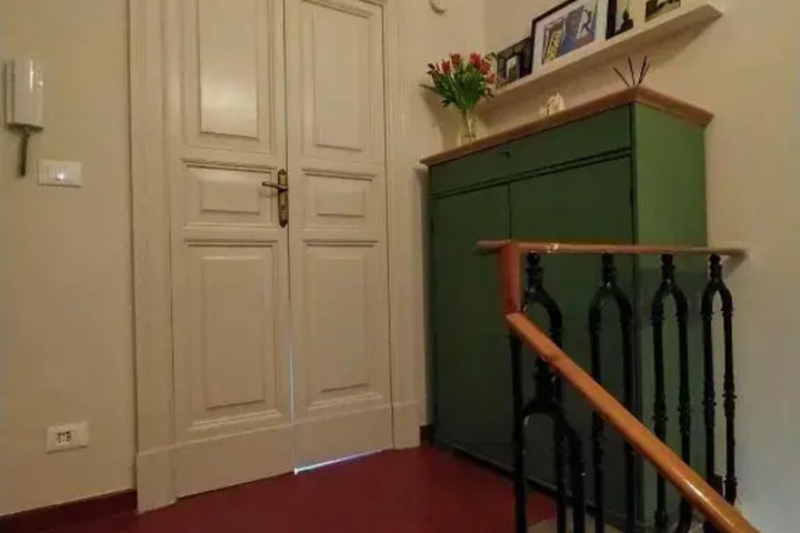 Room 4 of 9