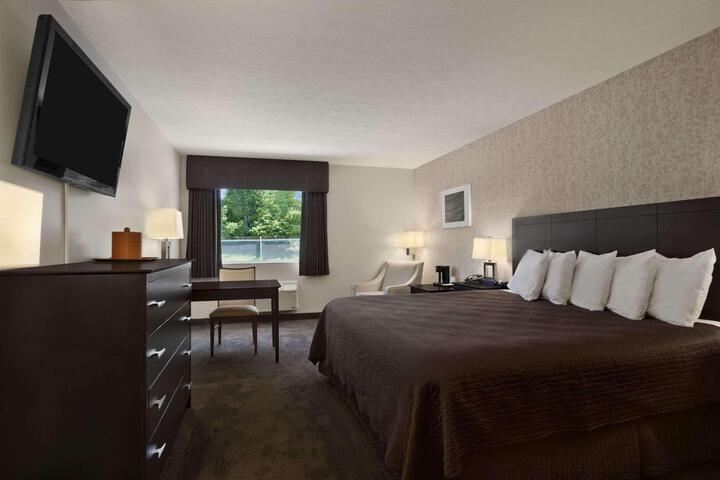 1 King Bed (4 of 5)