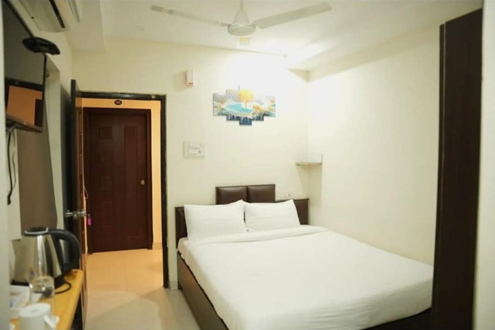 Room 7 of 18