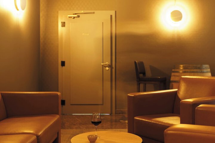 Lounge 44 of 74