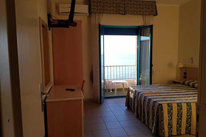 Room 8 of 48