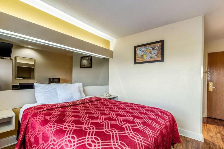 1 Queen Bed (11 of 16)
