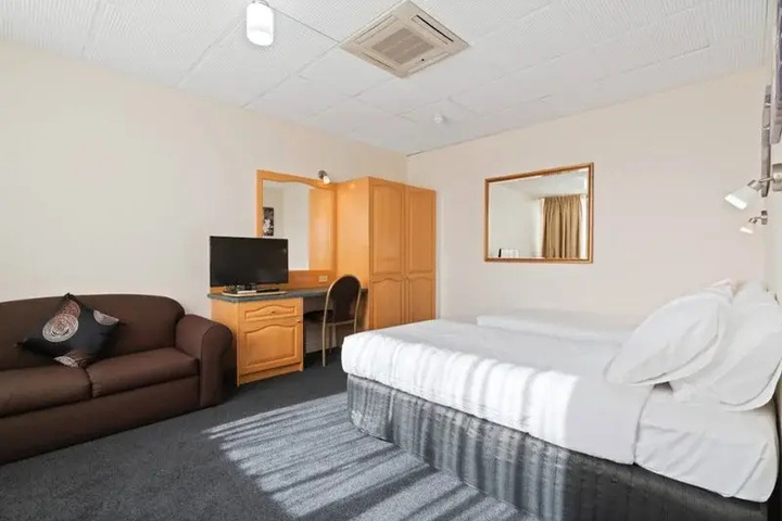 Room 4 of 5