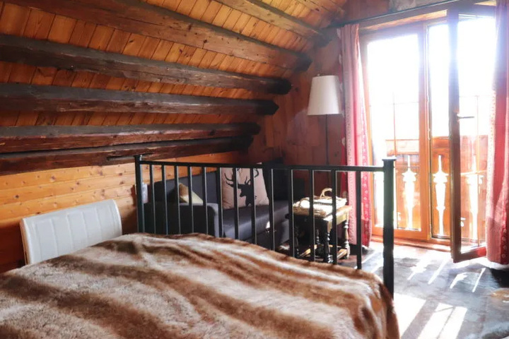 Room 6 of 12