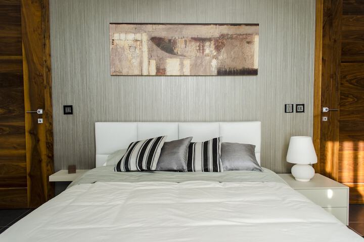 Room 7 of 33