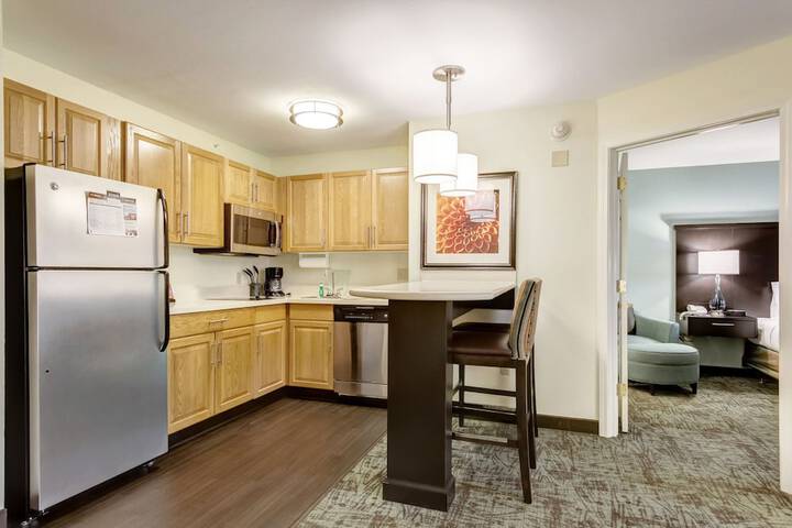 1 Queen 1 Bedroom Suite Comm Mobility Accessible (20 of 39)