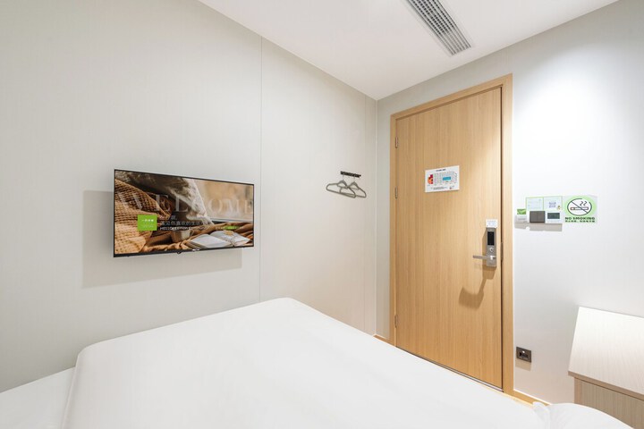 Room 8 of 43