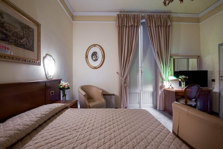 Room 9 of 42