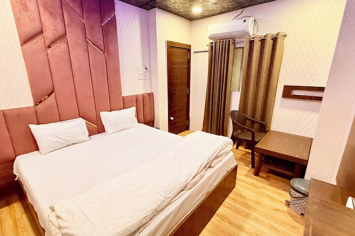 Hotel S P Palace near All Prime Location